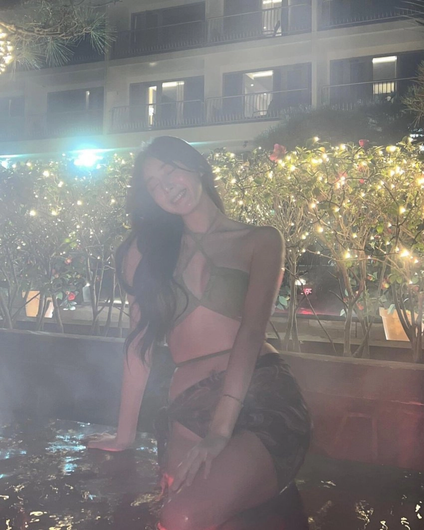 치어리더 안지현 가슴골 노천탕의 연두색 홀터넥 끈비키니 몸매