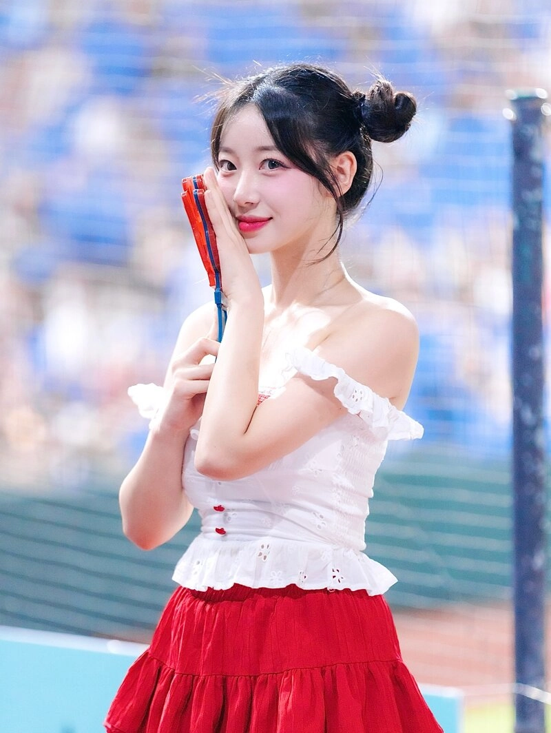 치어리더 우수한 가슴골 새침한 표정 연예인 미모