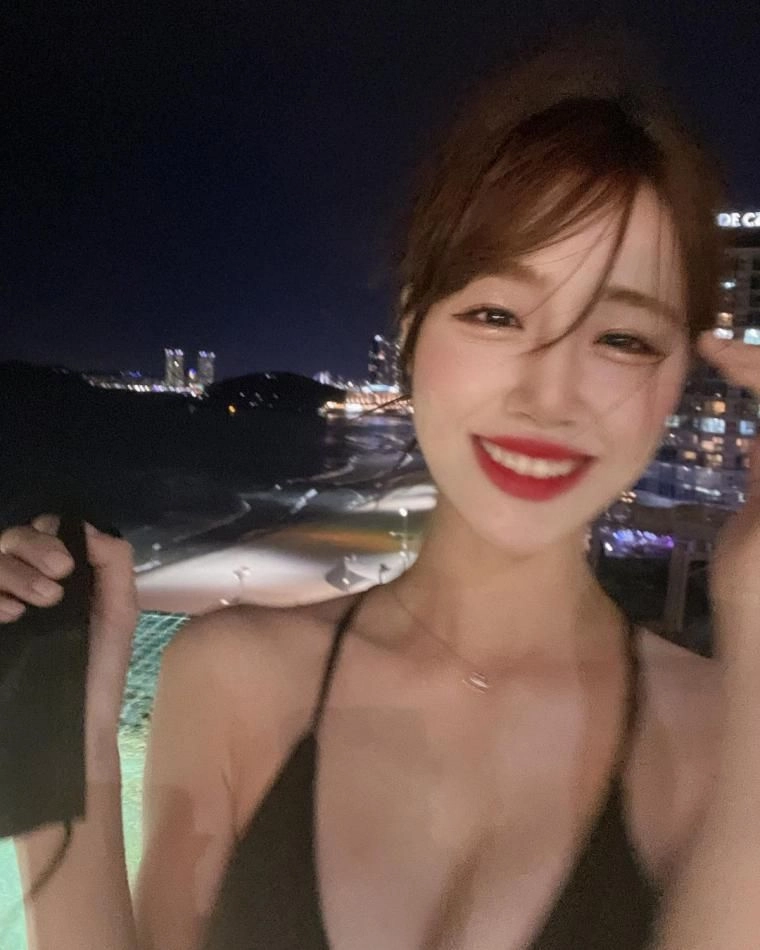 치어리더 김도아 가슴골 비율 좋은 수영복 몸매