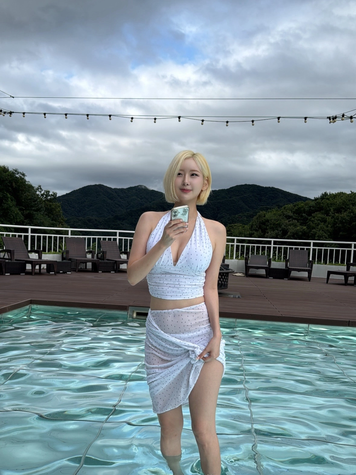 치어리더 서현숙 가슴골 인스타 홀터넥 수영복