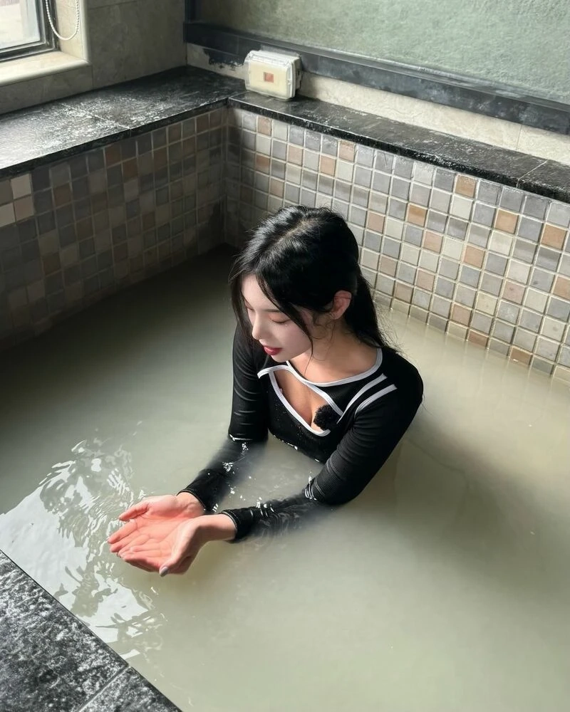 치어리더 조연주 야벅지 수영복 위에서 본 가슴골