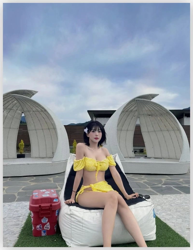 치어리더 천소윤 가슴골 야외 수영장 노란 비키니 몸매