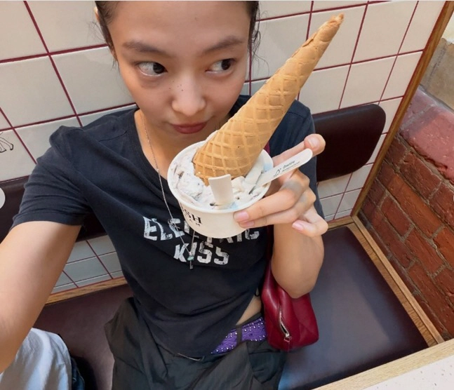 제니 맞아? 화장 지우니 딴사람 같네...민낯에 질끈 묶은 머리 '반전 매력'