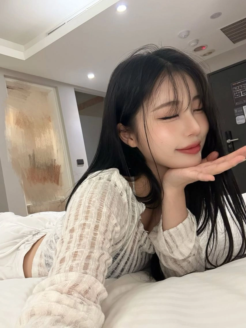 치어리더 유세빈 가슴 침대위 블랙 스포츠 브라가 비치는 시스루