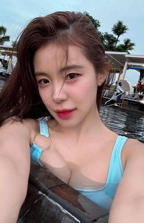 치어리더 이다혜 가슴골 비키니 귀여운 표정