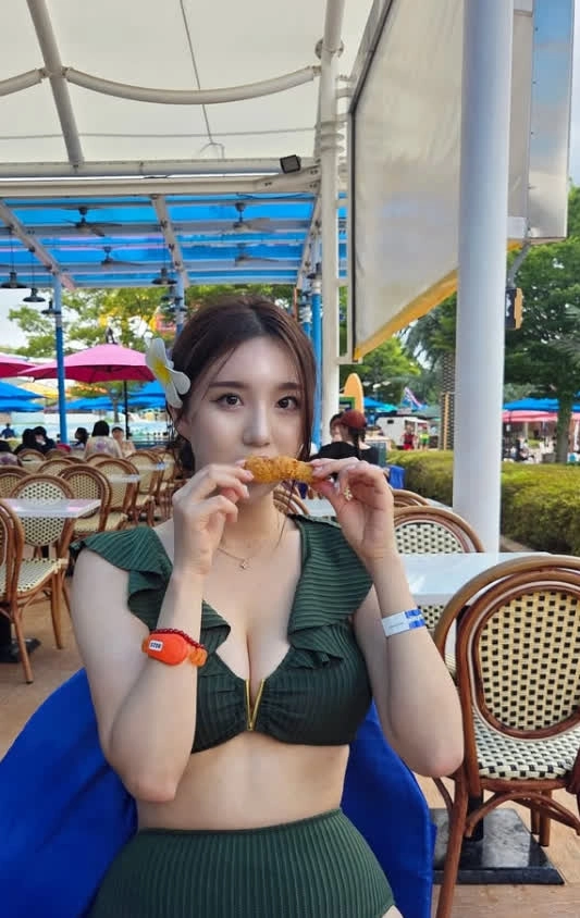 치어리더 김현영 가슴골 프릴 비키니 육덕