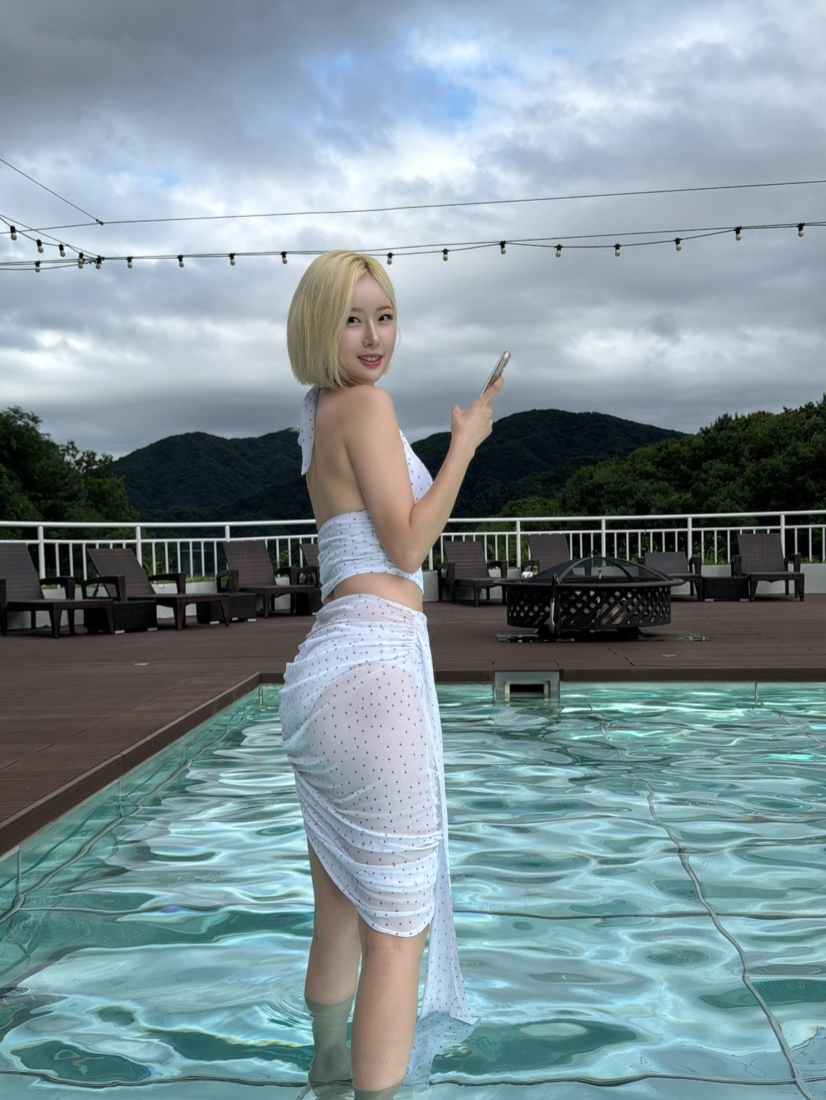 치어리더 서현숙 가슴골 인스타 홀터넥 수영복
