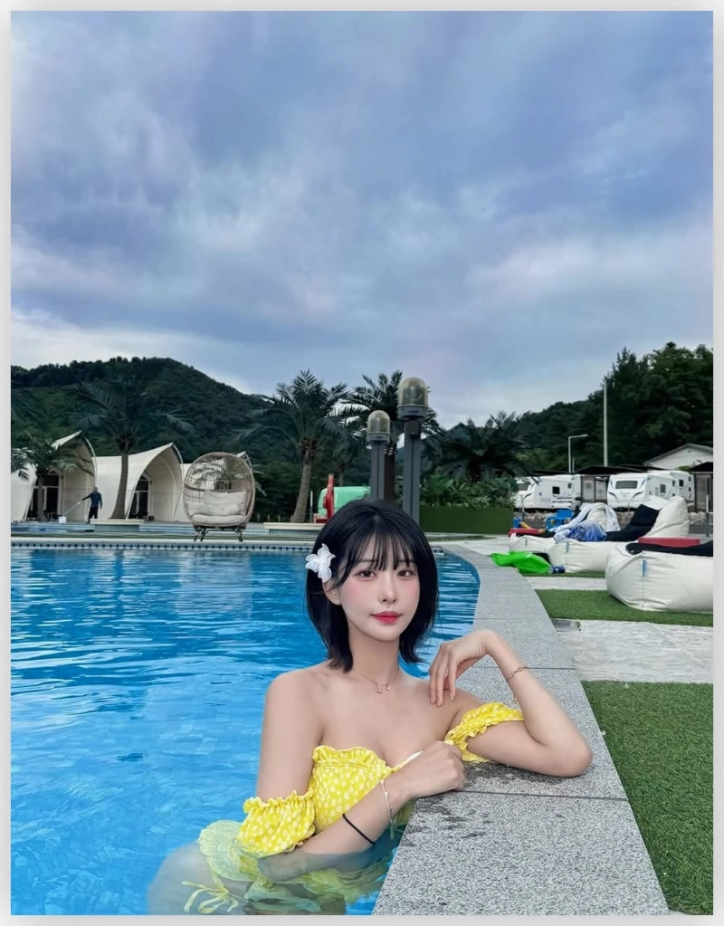 치어리더 천소윤 가슴골 야외 수영장 노란 비키니 몸매