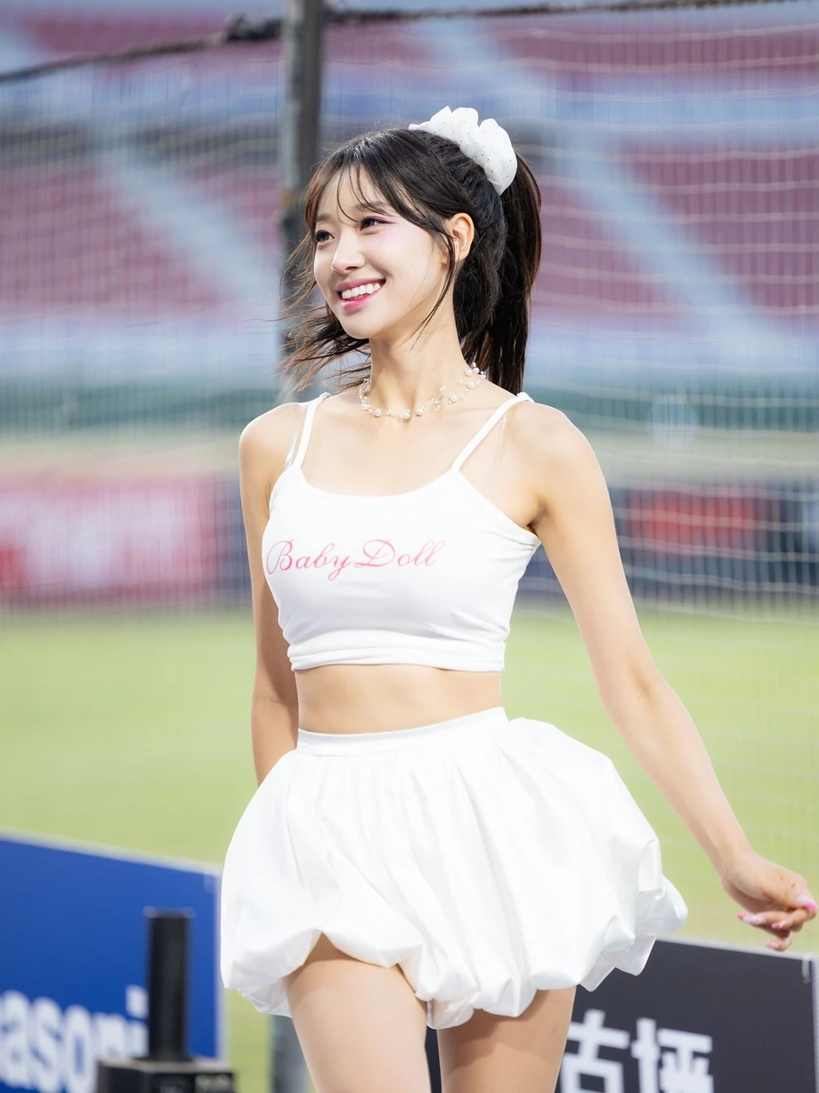 치어리더 우수한 허벅지 화이트 끈나시 볼륨감 미모