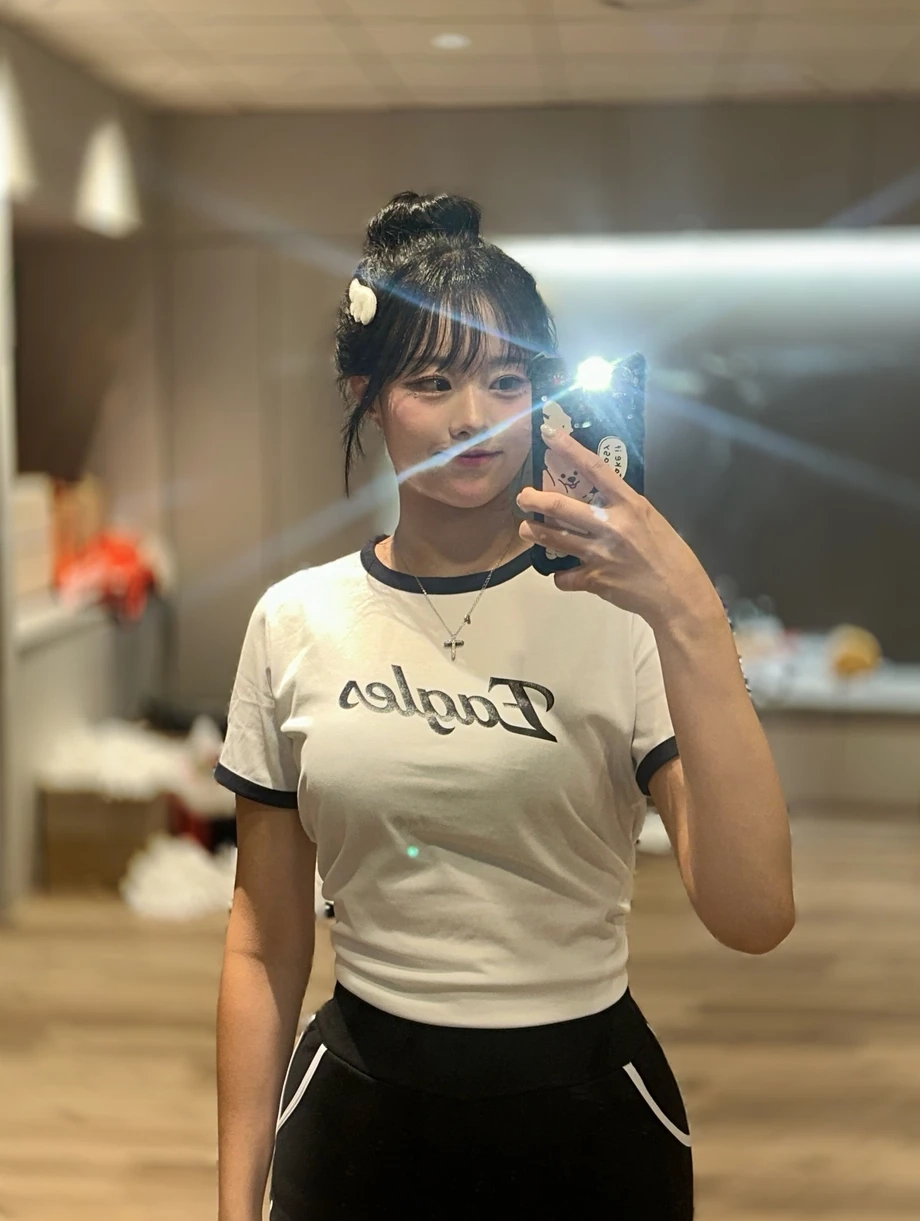 치어리더 이호은 가슴 묵직 흰티 거울 셀카