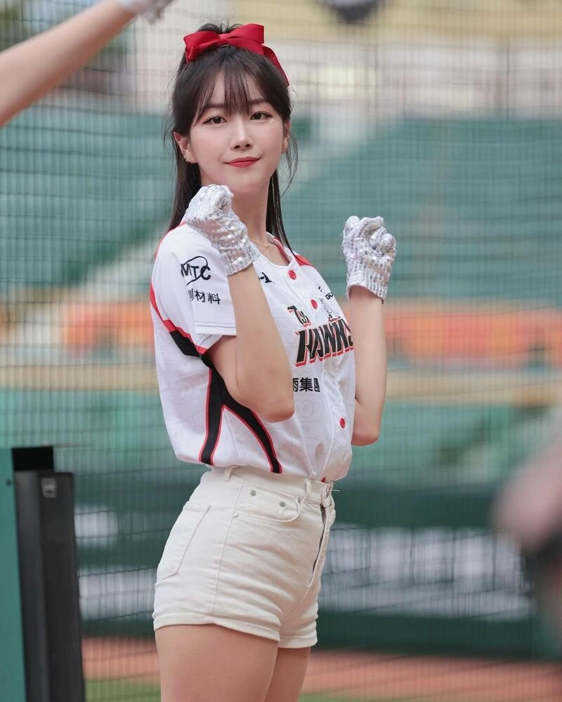 치어리더 안지현 허벅지 대만무대 야구장의 여신
