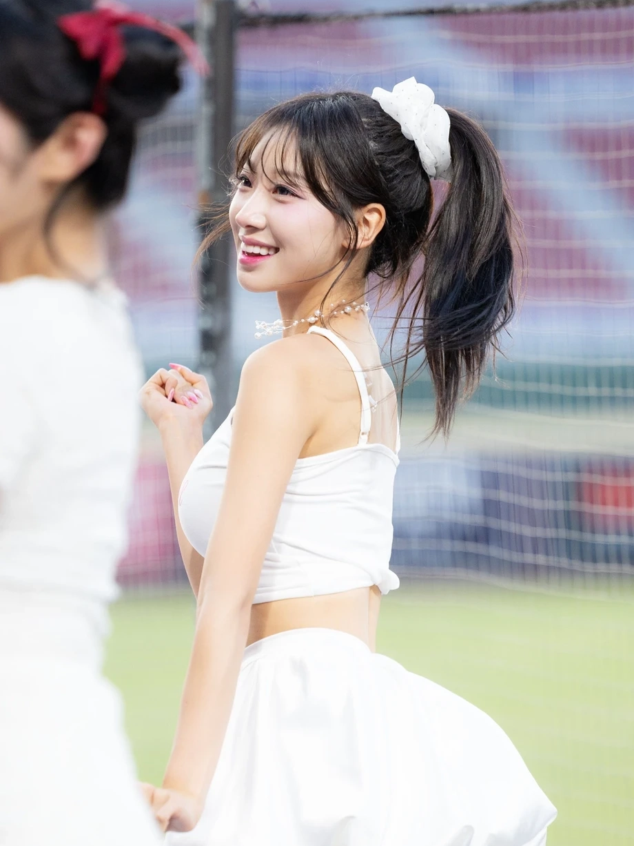 치어리더 우수한 허벅지 화이트 끈나시 볼륨감 미모