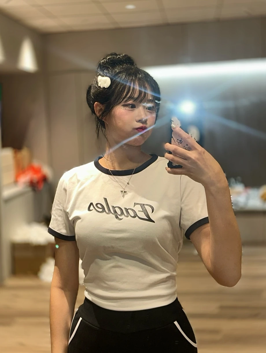 치어리더 이호은 가슴 묵직 흰티 거울 셀카