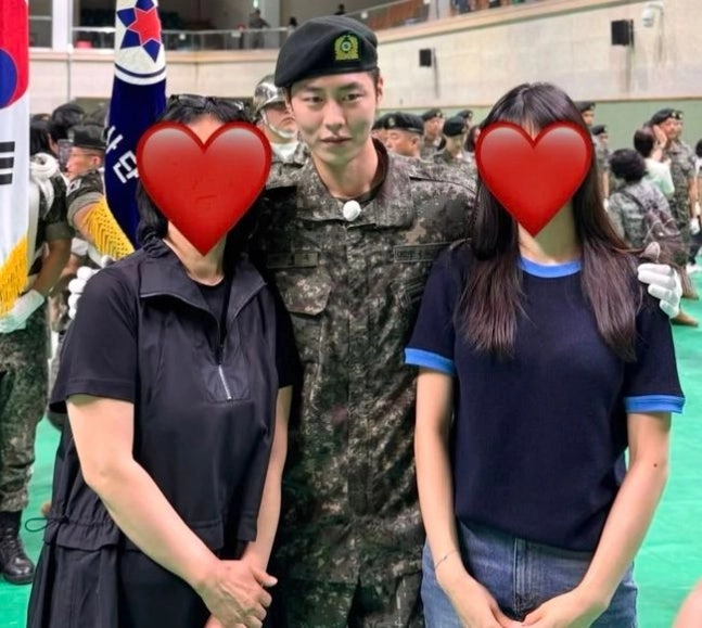 '188cm' 이재욱, 엄마·누나 비주얼도 美쳤다…군 입대 후 첫 근황