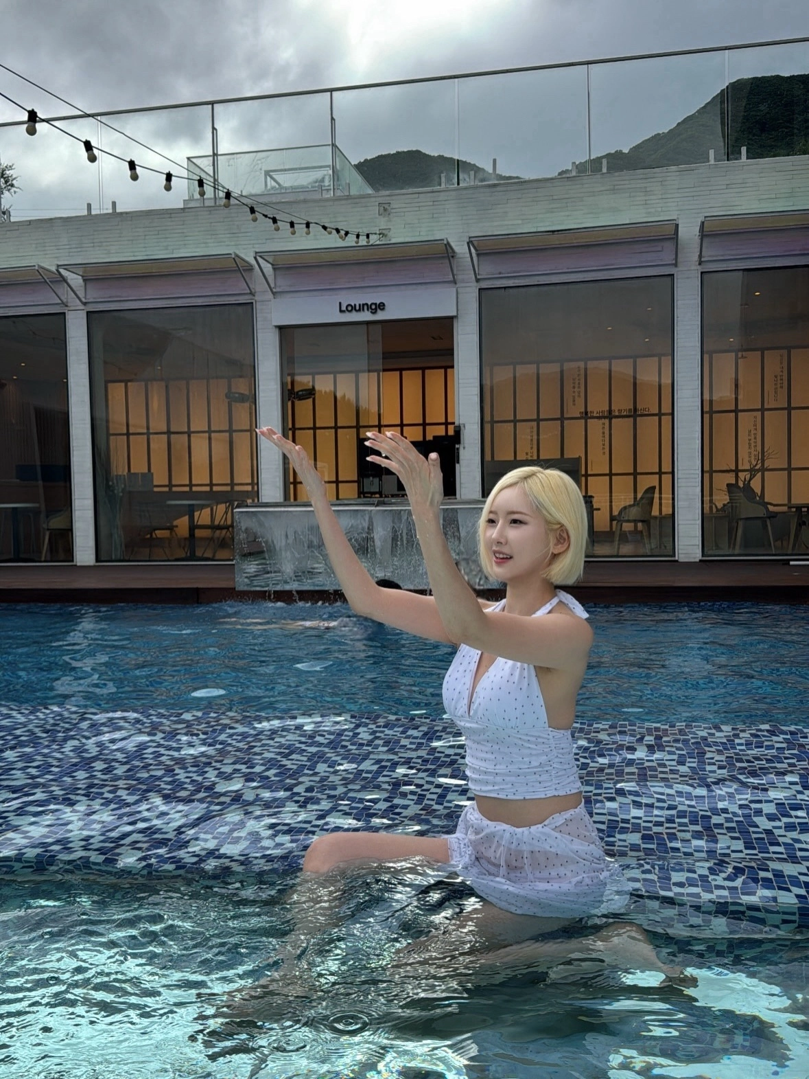 치어리더 서현숙 가슴골 인스타 홀터넥 수영복