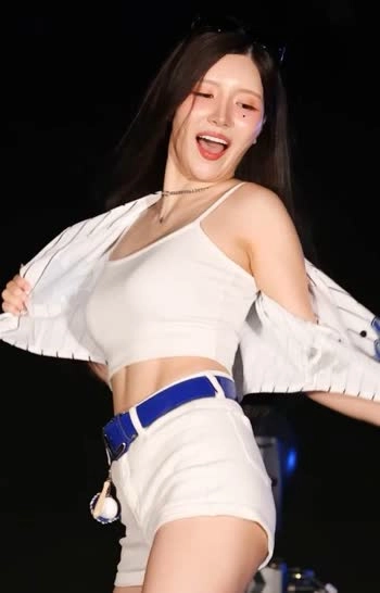 치어리더 남민정 야벅지 유니폼 벗어서 보여주는 흰 크롭 나시