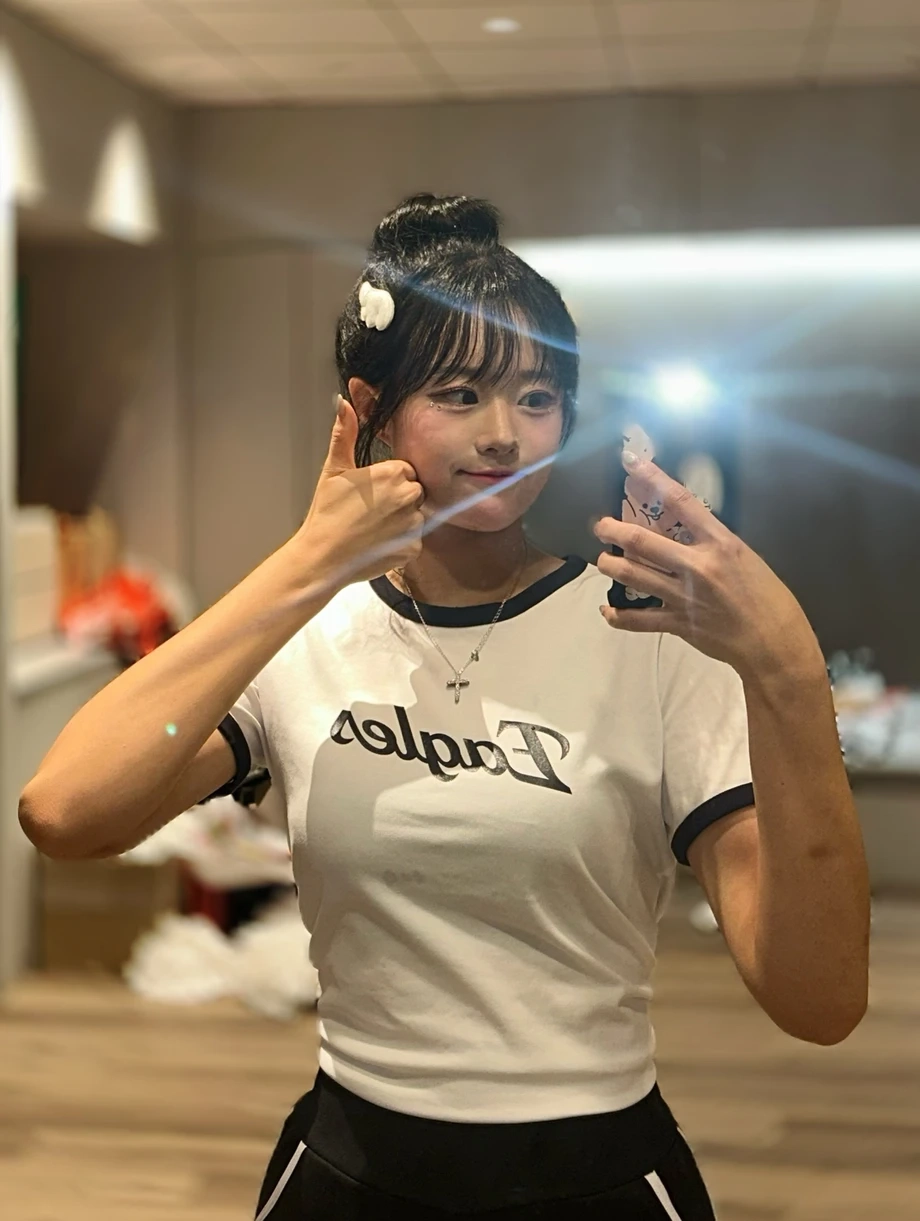 치어리더 이호은 가슴 묵직 흰티 거울 셀카