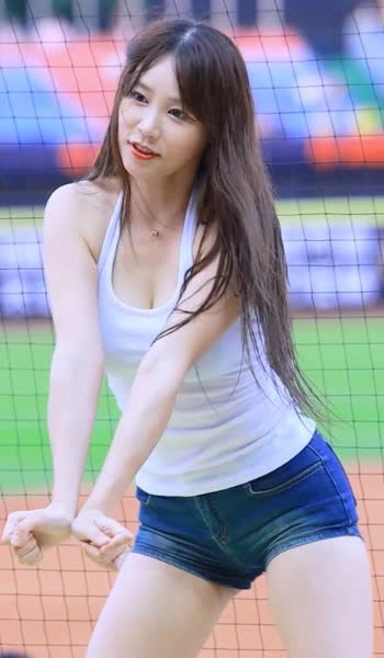 치어리더 박선주 가슴 봉긋  흰나시 블랙 브라