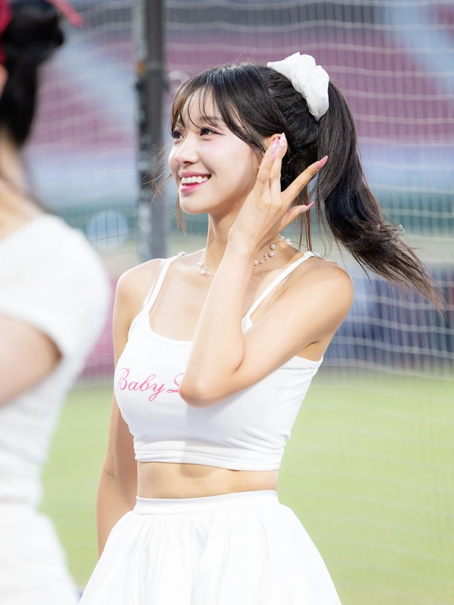 치어리더 우수한 허벅지 화이트 끈나시 볼륨감 미모