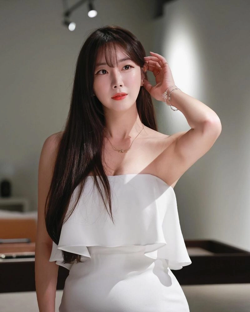 치어리더 안지현 야드랑이 화이트 오프솔더 드레스 가슴골