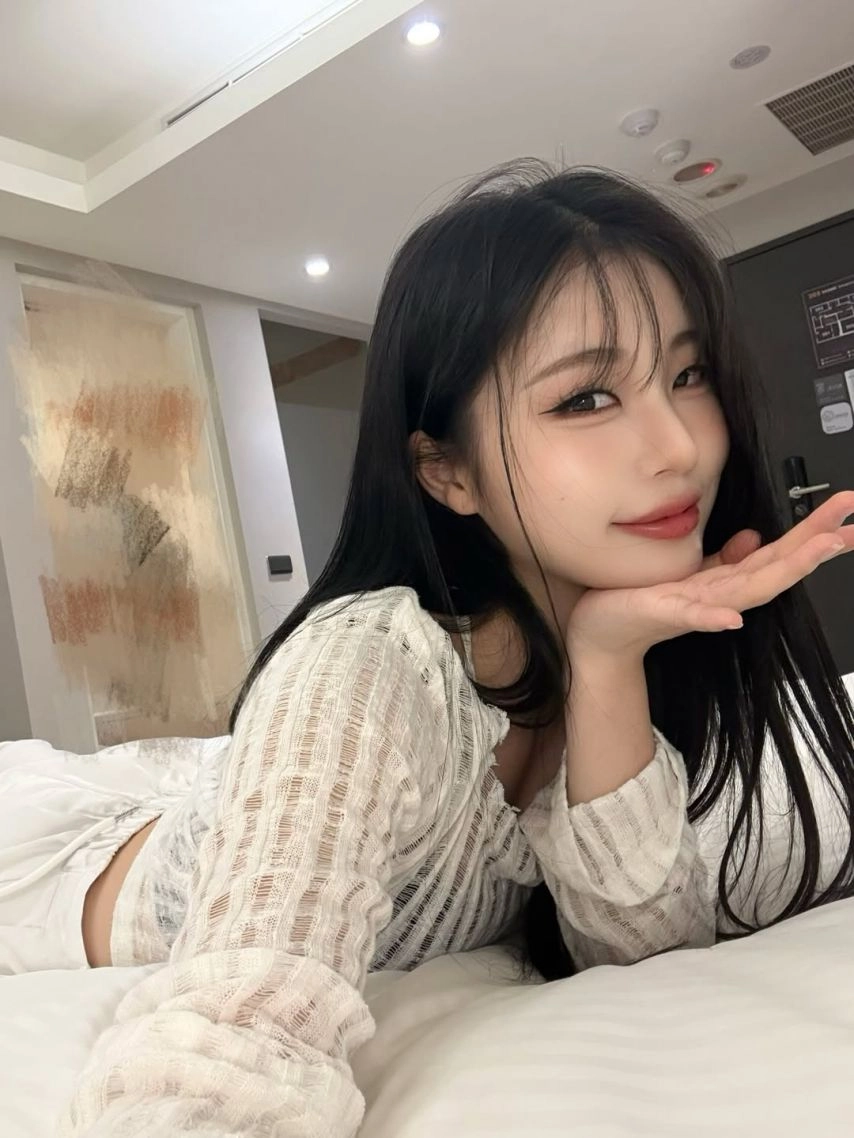 치어리더 유세빈 가슴 침대위 블랙 스포츠 브라가 비치는 시스루
