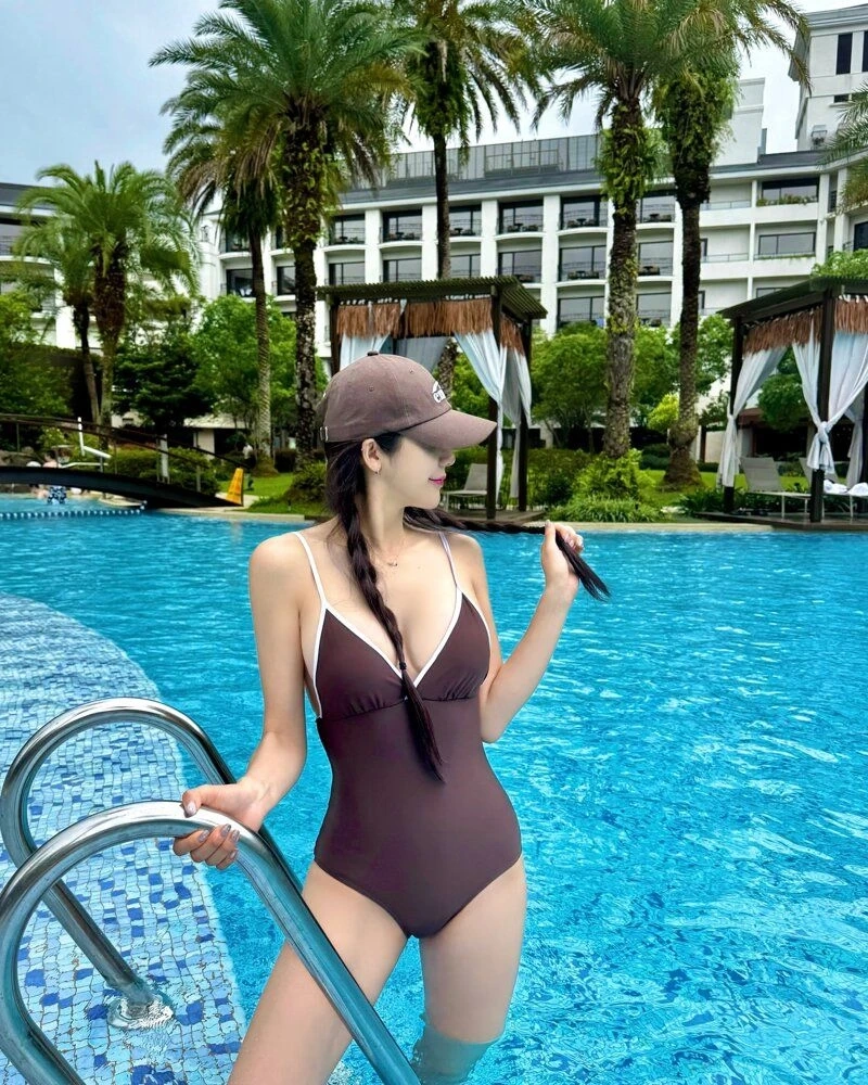 치어리더 김연정 가슴골 유부녀 모노키니 몸매
