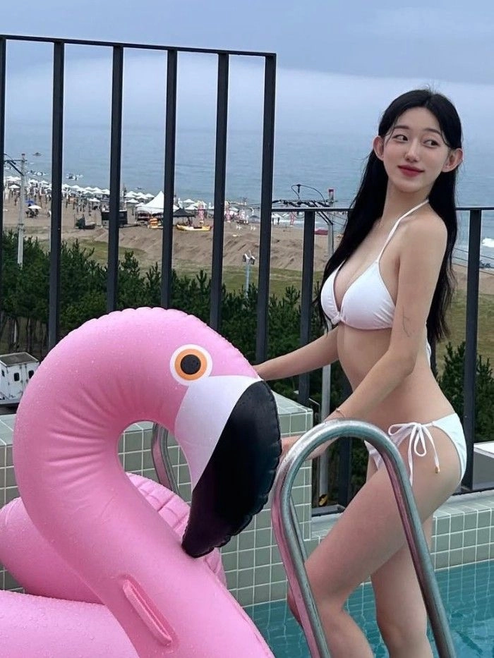치어리더 이지원 가슴골 화이트 비키니 몸매