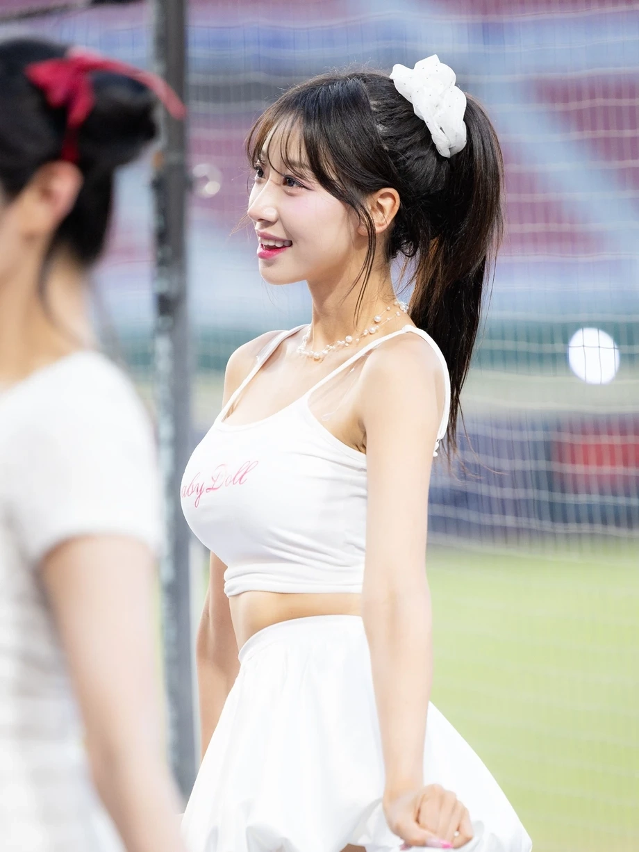 치어리더 우수한 허벅지 화이트 끈나시 볼륨감 미모