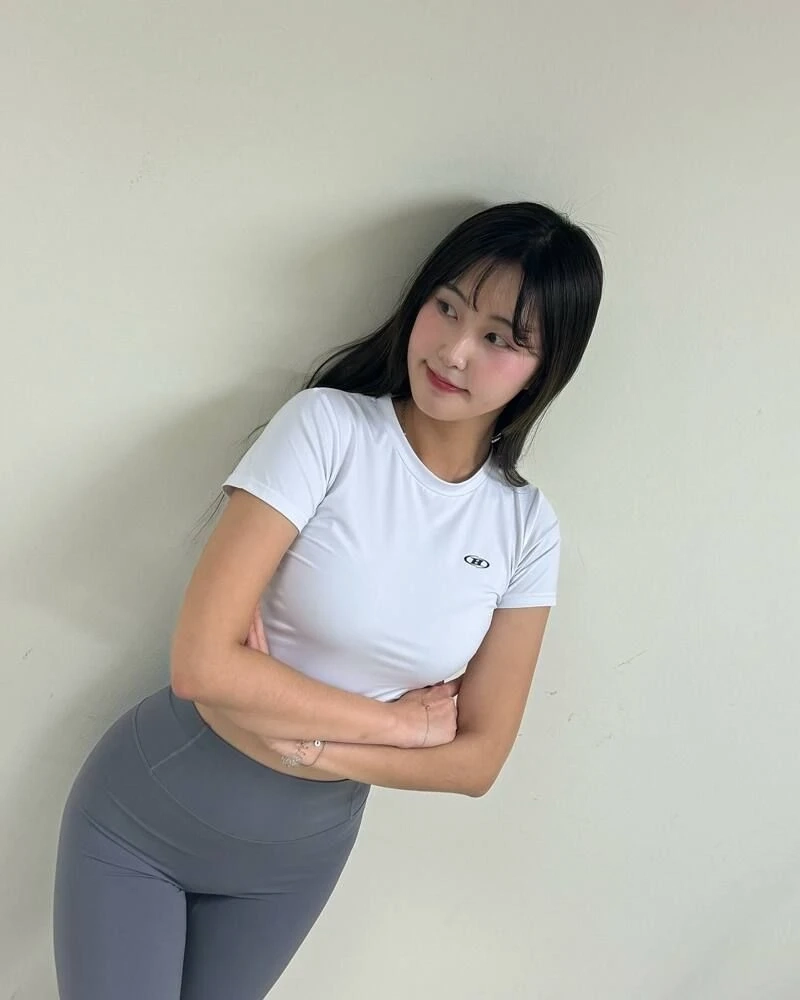 치어리더 김한솔 가슴 봉긋 흰티 레깅스