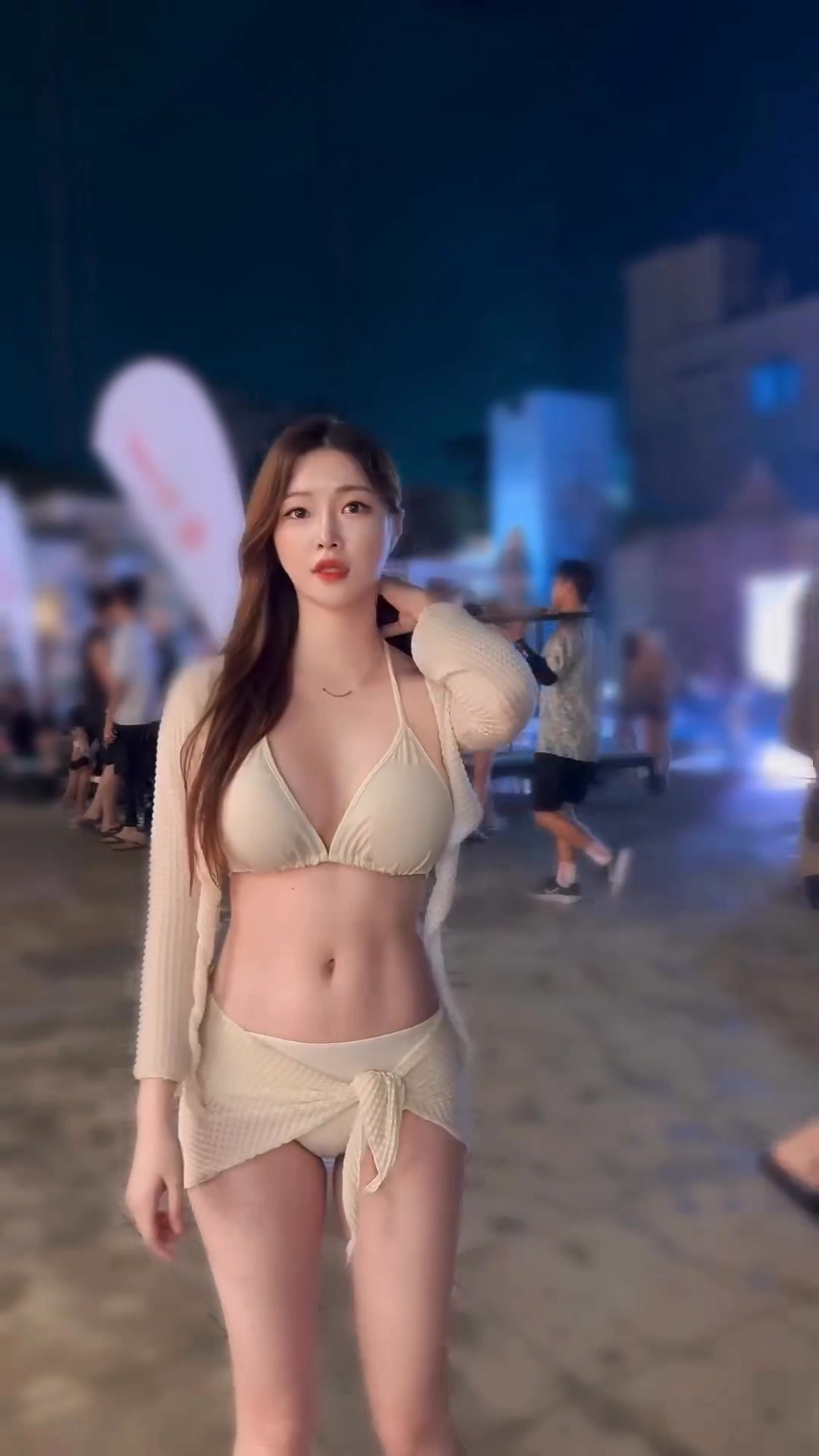 레이싱모델로 전직한 군침도는 이지현 치어리더 비키니