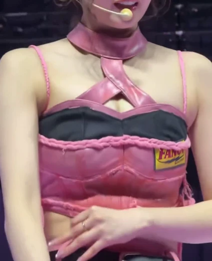 사나 몽실한 가슴골 파스텔 핑크 홀터넥