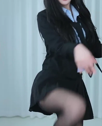 류하 엉벅지 의자 위에 다리 한쪽 올리고 검스 밴드