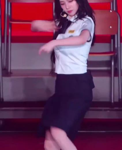 카리나 가슴 벌어진 단추 틈새 검정 브라
