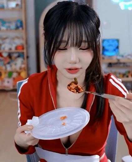 수련 C컵 빨간 삼선 아디다스 집업 지퍼 내리고 먹방