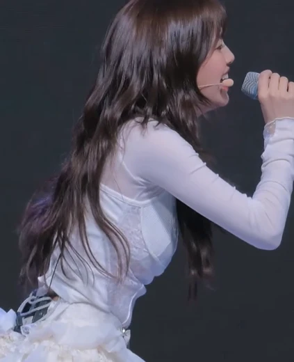 츄 옆슴 옆구리가 시스루인 화이트 란제리룩