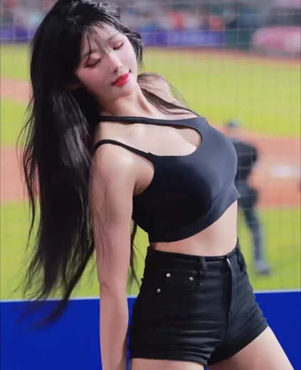 고가빈 가슴골 블랙 크롭탑 섹쉬 몸매