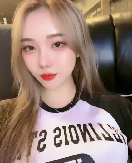 치어리더 이진 가슴 묵진한 사복 그냥 티셔츠