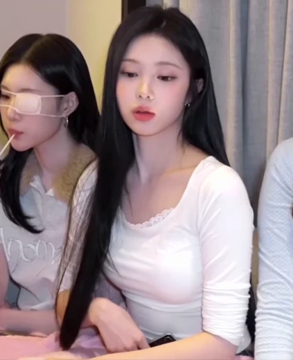 이안 은근히 봉긋한 흰 레이스 티셔츠