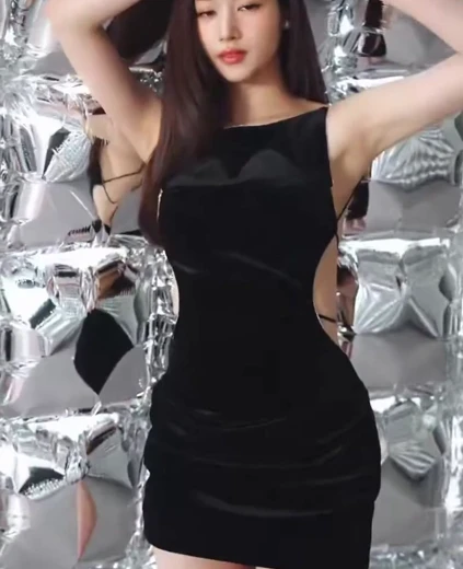 사나 겨드랑이 옆구리가 시원한 블랙 드레스