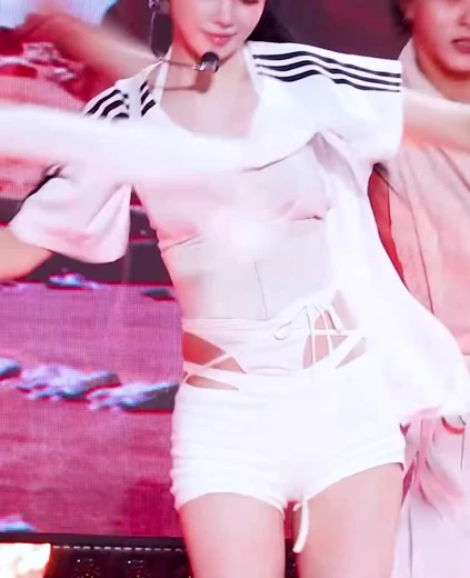 김채원 허벅지 흰색 핫팬츠 쩍벌안무