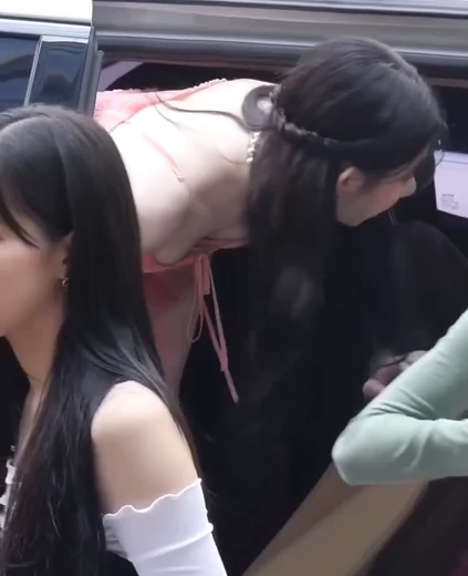 채령 가슴골 몸 숙이는 순간 순간포착