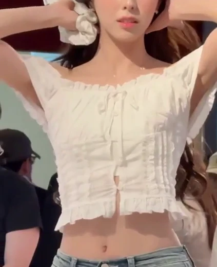 있지 유나 배꼽 흰 프릴 오프숄더 입고 머리 묶는 미친 미모