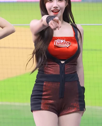 강지은 허벅지 SSG 야구장 데뷔 뱅뱅