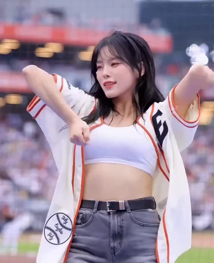 유진경 가슴 가린 휜색  스포츠 브라