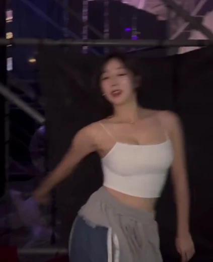 안지현 가슴골 노출 무대 밑에서 흰 끈나시
