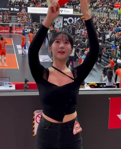 치어리더 감서윤 가슴 바운스 검정 핫팬츠
