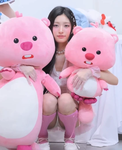 써머 Y존 쪼그려앉아서 팬서비스 해주는 흰 핫팬츠