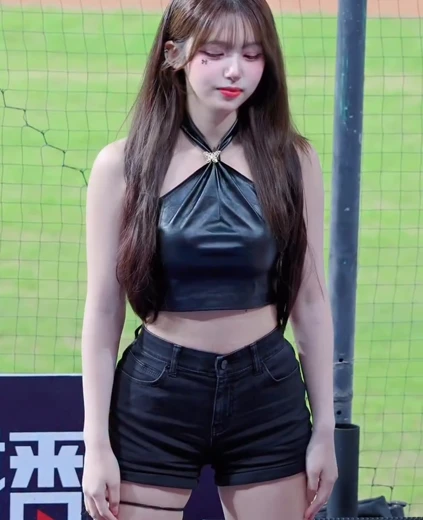 치어리더 염세빈 가슴 봉긋 홀터넥 가죽 크롭탑