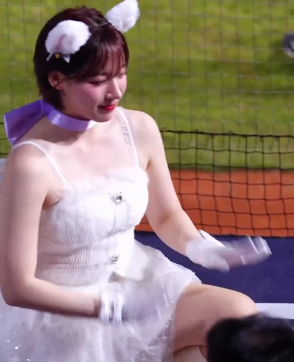 하지원 꿀벅지 고양이가된 화이트 끈나시