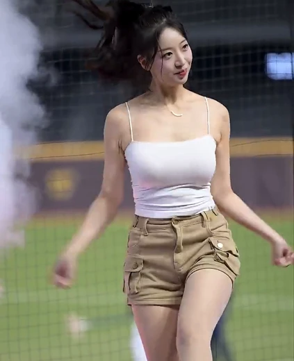 치어리더 우수한 가슴 봉긋 밀착 흰 끈나시
